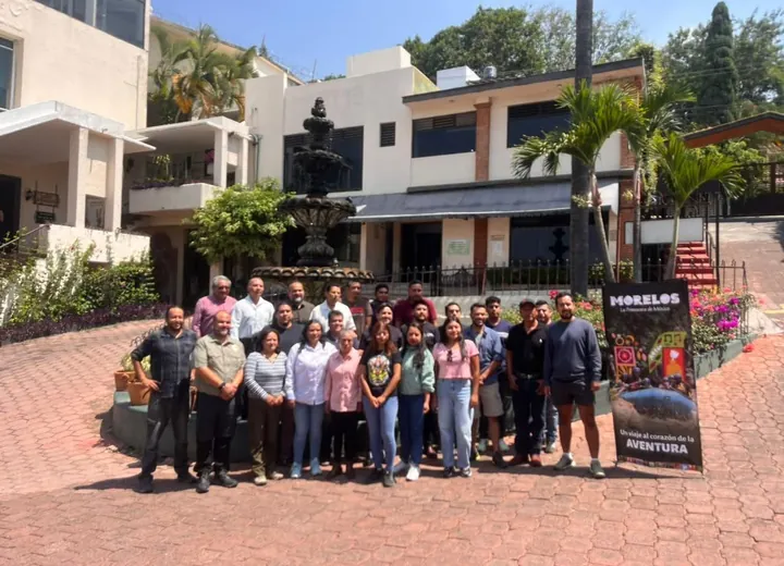Grupo en oficina y punto turístico TAZIMOR