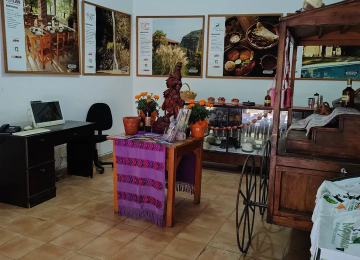 Oficina con materiales turísticos TAZIMOR